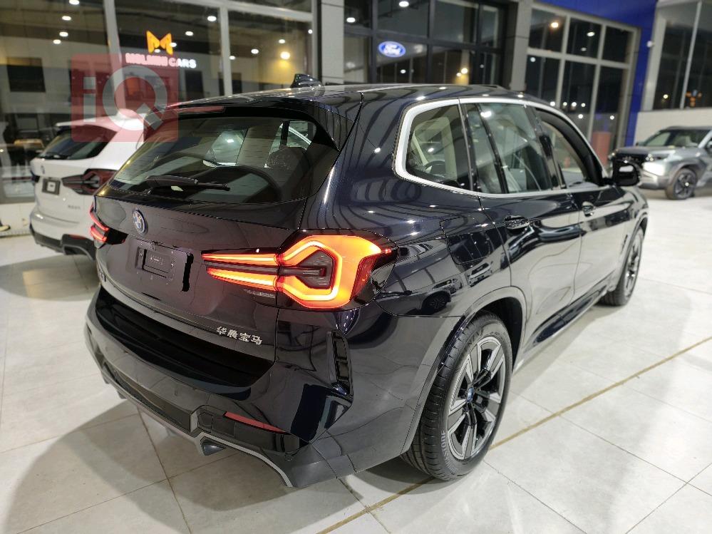 بی ئێم دەبڵیو iX3